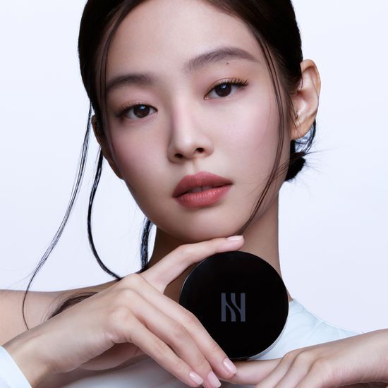 헤라 블랙 쿠션 모델 제니 사진